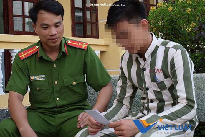 Thượng úy Nguyễn Xuân Trung, cán bộ trại giam Long Hòa, trò chuyện với phạm nhân vị thành niên