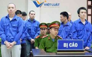 Bị cáo Nguyễn Văn Tình (ngoài cùng bên trái) tại phiên phúc thẩm ngày 11/4.